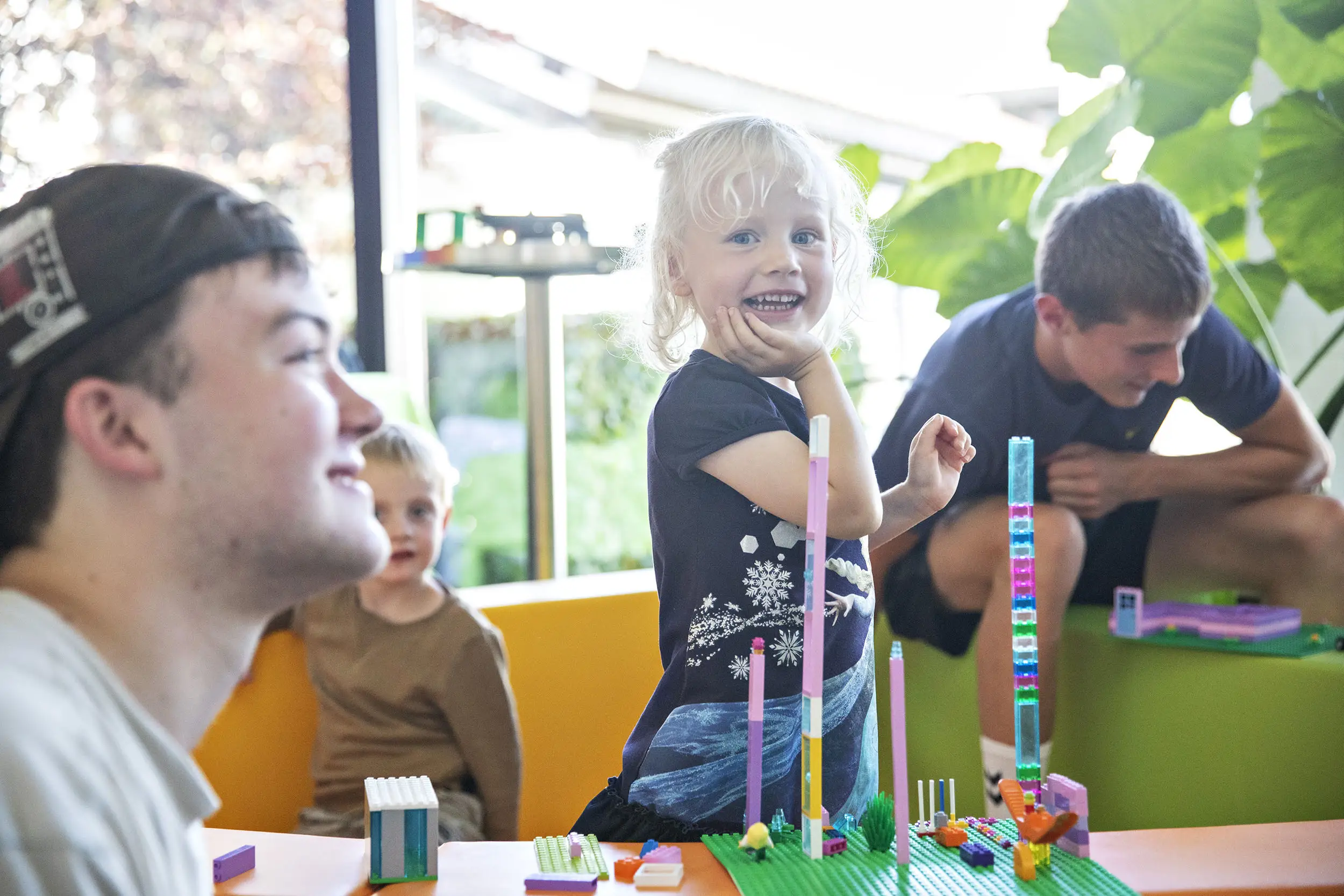 Smilende børn der leger med Lego
