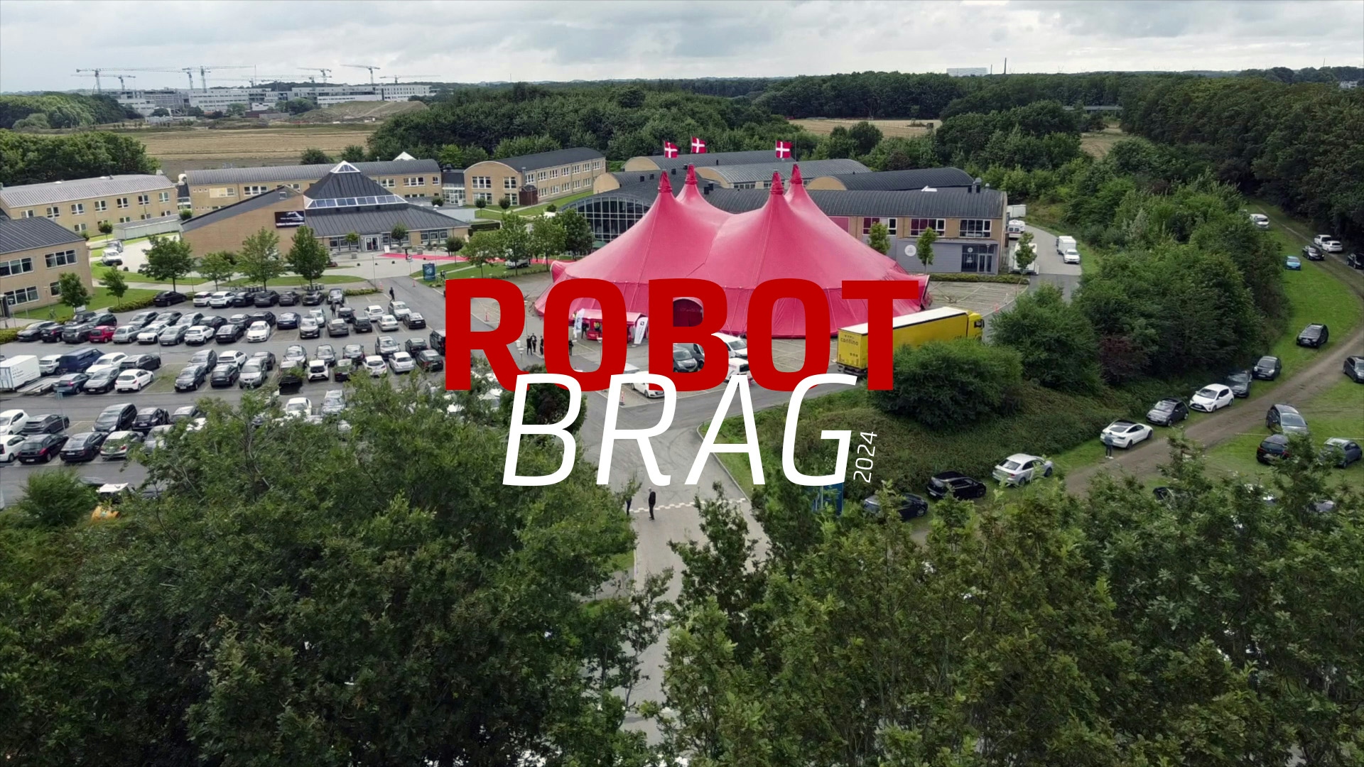 Foto af ROBOTBRAGS cirkustelt med teksten "ROBOTBRAG 2024".