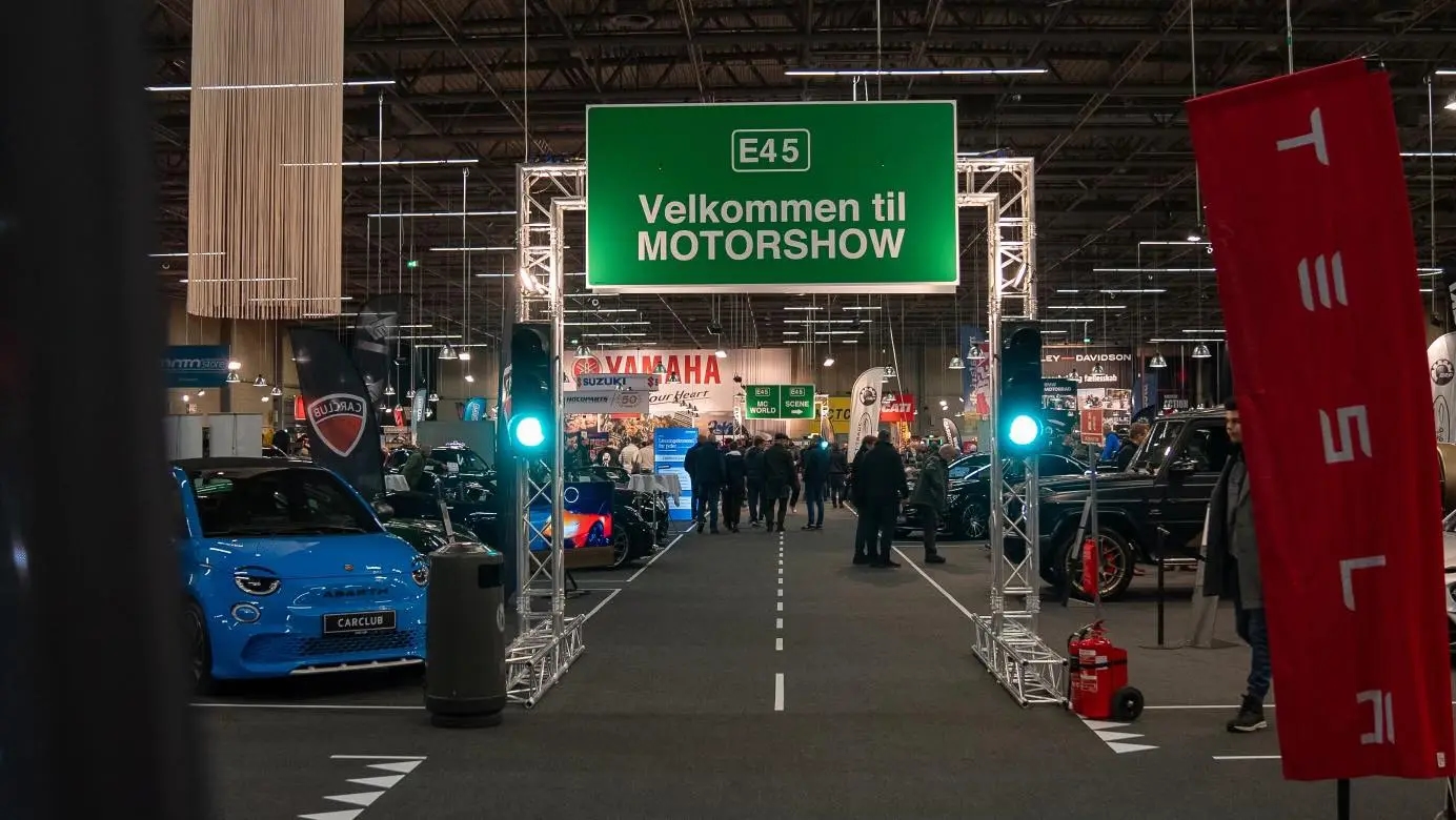 Skilt med teksten "Velkommen til MOTORSHOW"